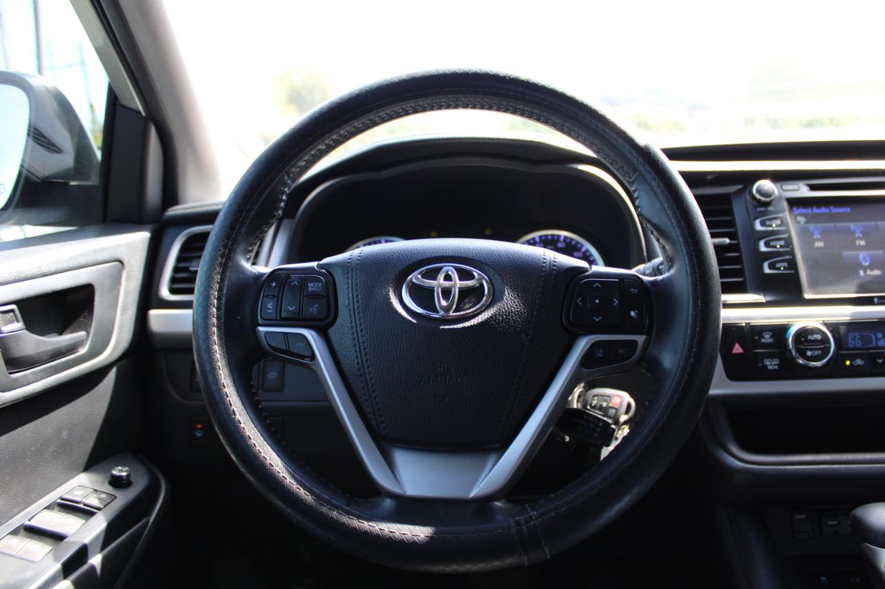Toyota Highlander LE V6 FWD (Natl) 2019