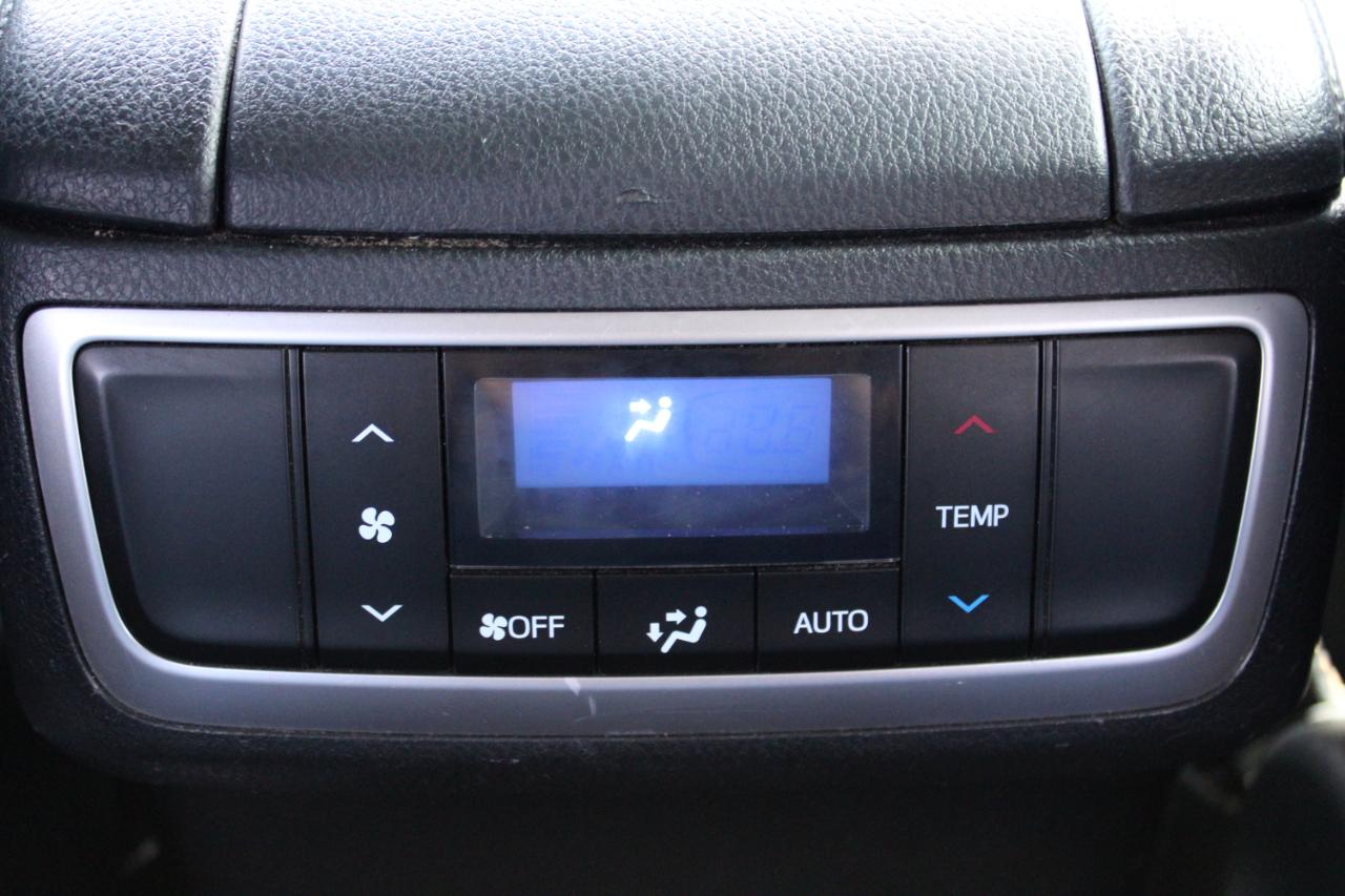 Toyota Highlander LE V6 FWD (Natl) 2019