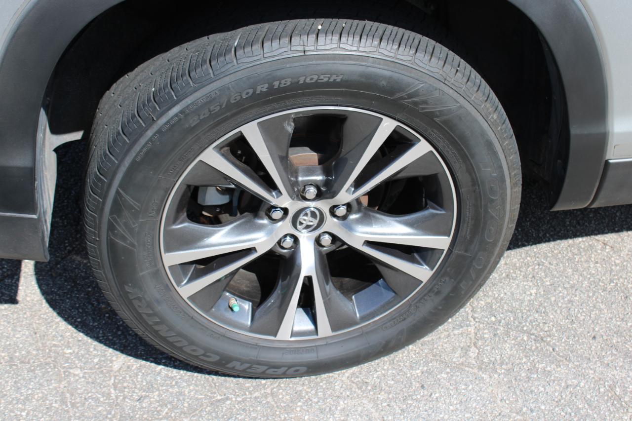 Toyota Highlander LE V6 FWD (Natl) 2019
