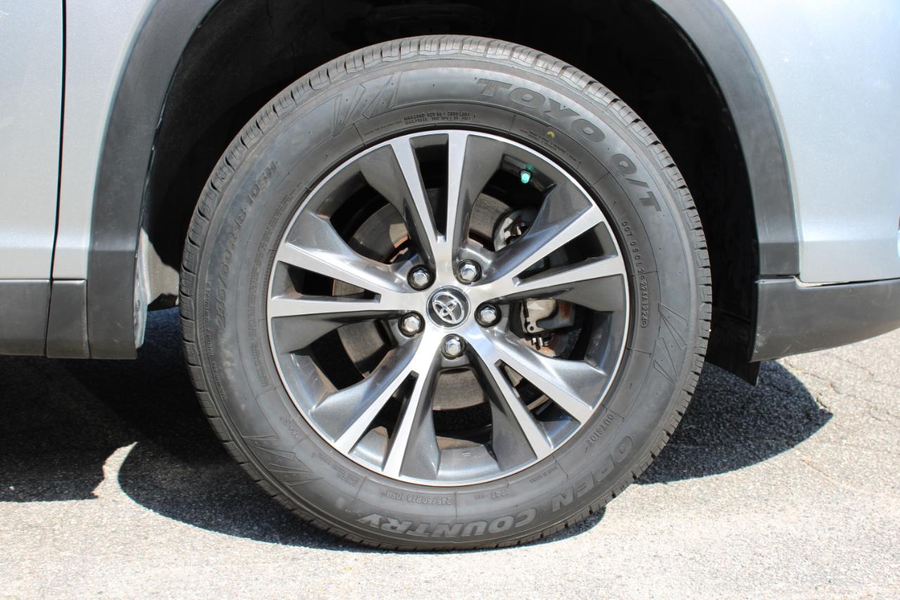 Toyota Highlander LE V6 FWD (Natl) 2019