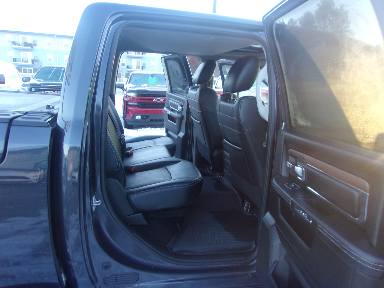 RAM 1500 4WD Crew Cab 149" Laramie 2016