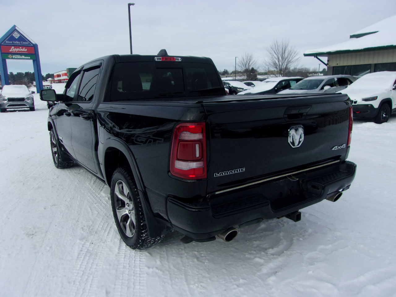 RAM 1500 Laramie 4x4 Crew Cab 5'7" Box 2022