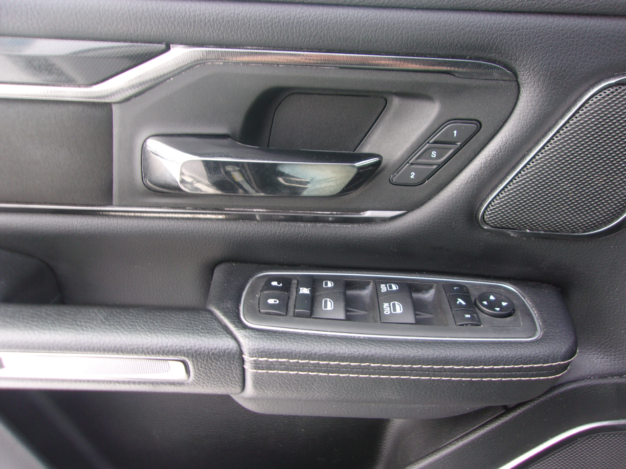 RAM 1500 Laramie 4x4 Crew Cab 5'7" Box 2022