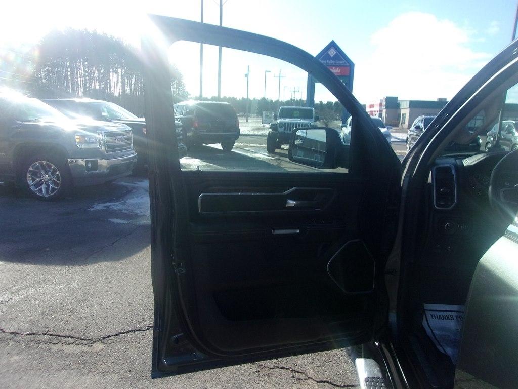 RAM 1500 Laramie 4x4 Crew Cab 6'4" Box 2020