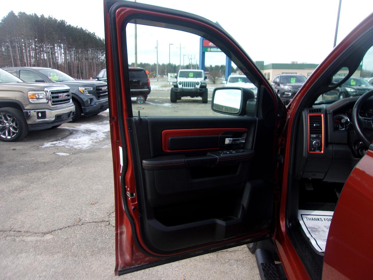 RAM 1500 4WD Crew Cab 140.5" Sport 2017