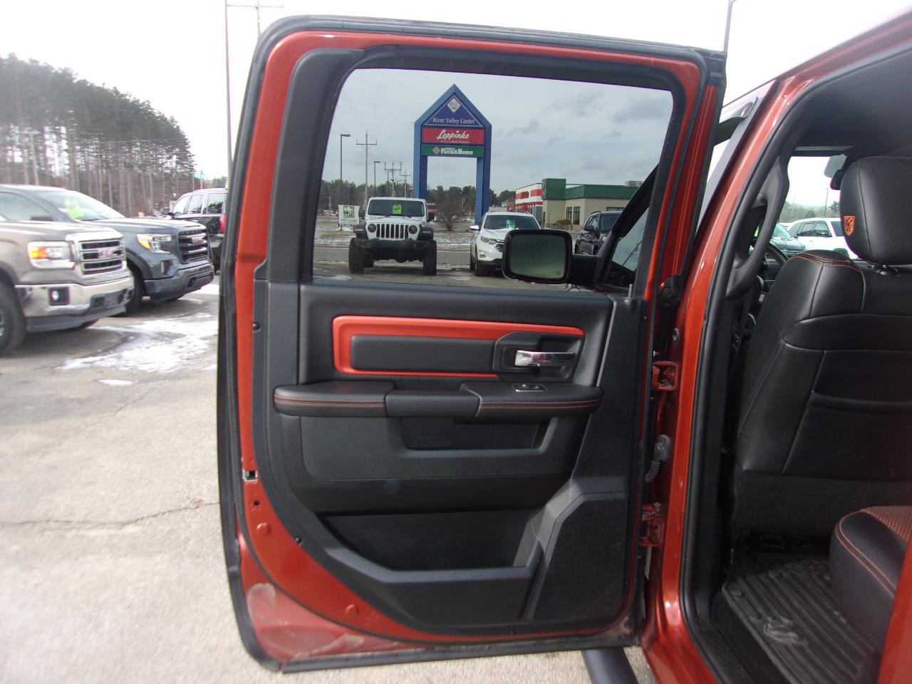 RAM 1500 4WD Crew Cab 140.5" Sport 2017