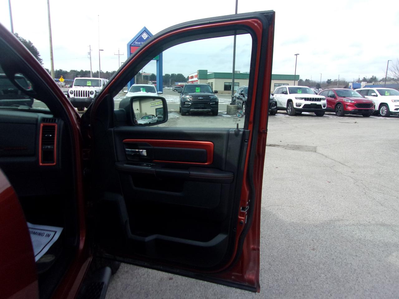 RAM 1500 4WD Crew Cab 140.5" Sport 2017