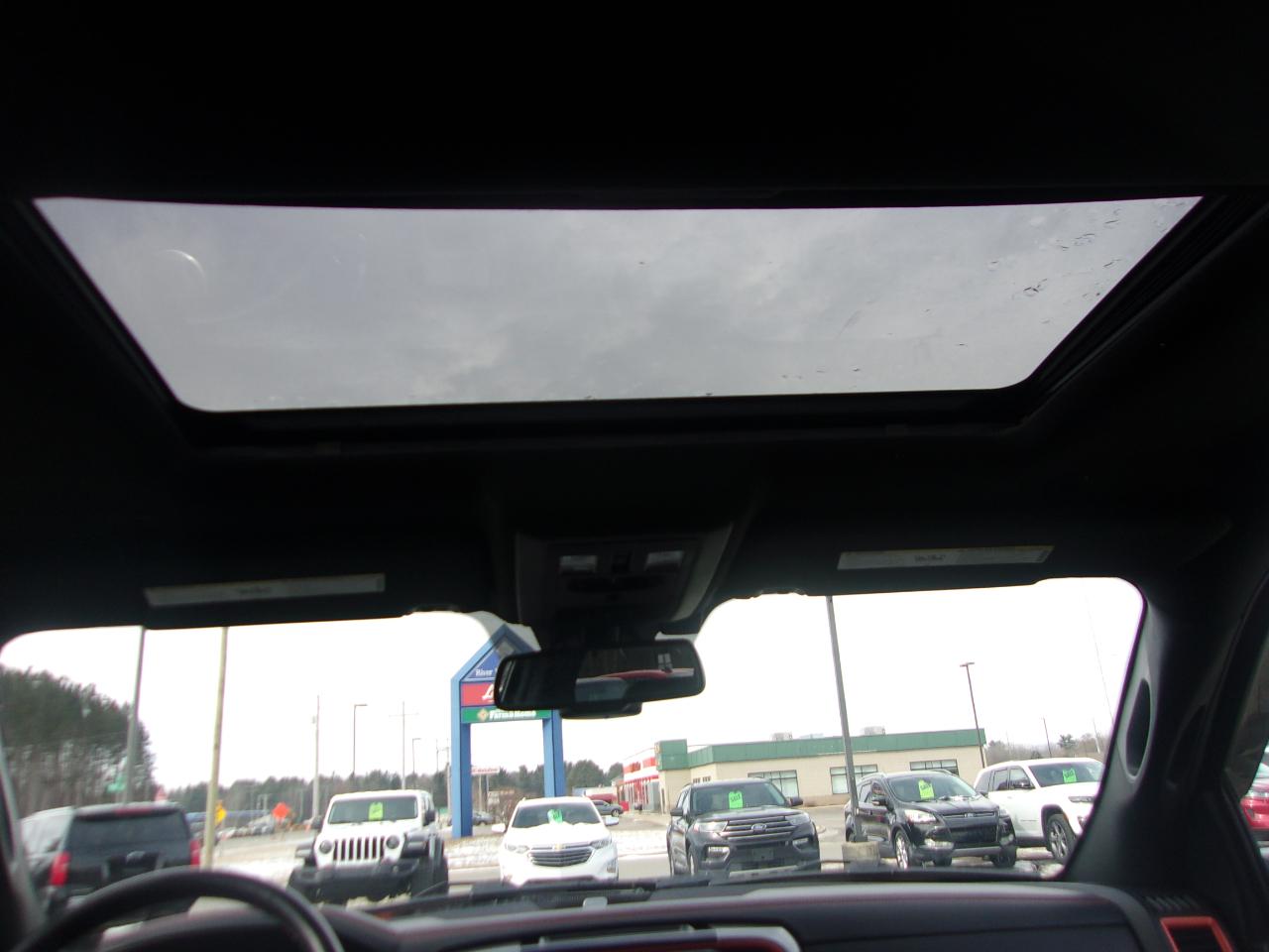 RAM 1500 4WD Crew Cab 140.5" Sport 2017