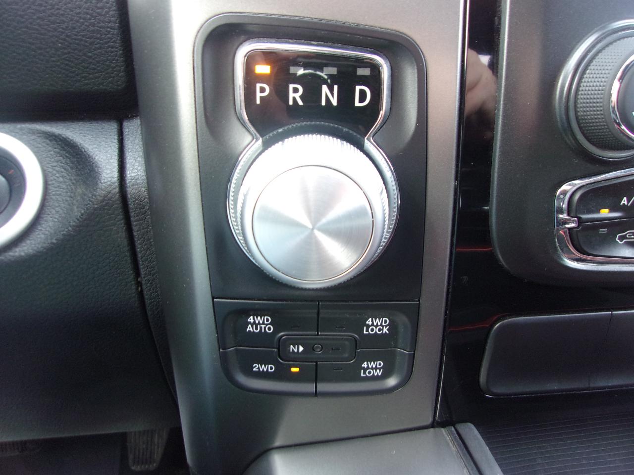 RAM 1500 4WD Crew Cab 140.5" Sport 2017