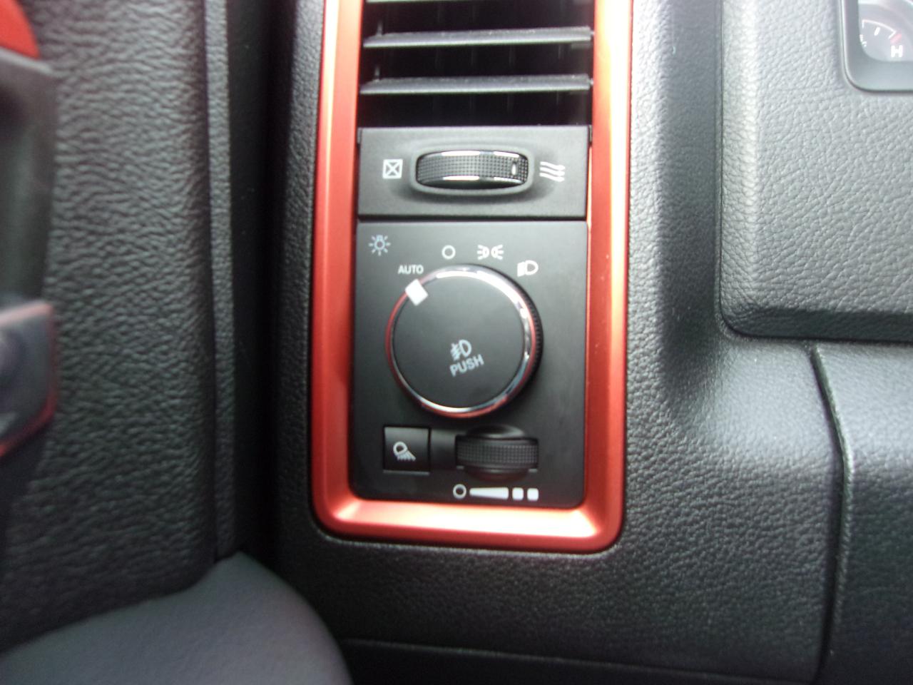 RAM 1500 4WD Crew Cab 140.5" Sport 2017