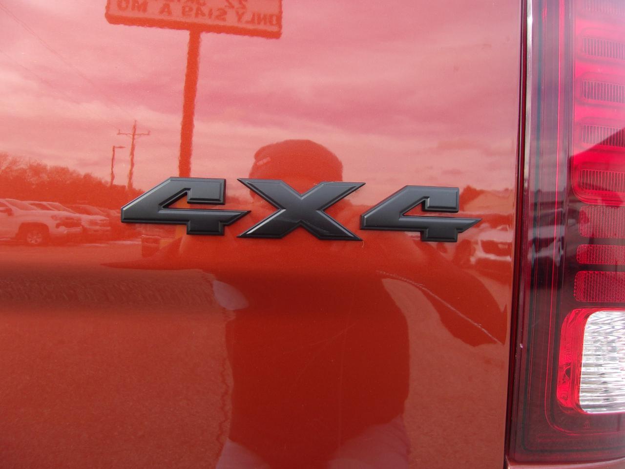 RAM 1500 4WD Crew Cab 140.5" Sport 2017