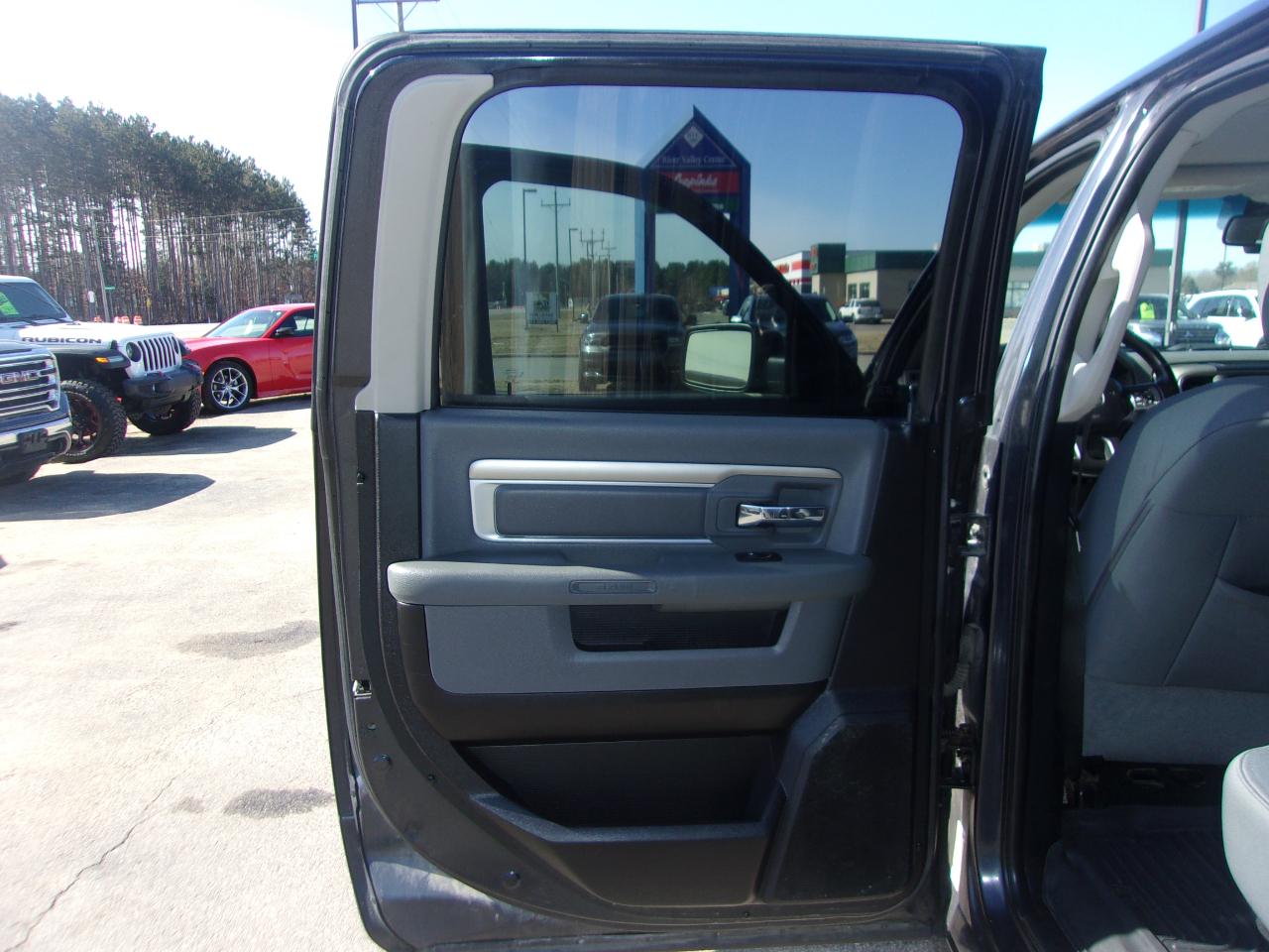 RAM 1500 4WD Crew Cab 140.5" Big Horn 2014