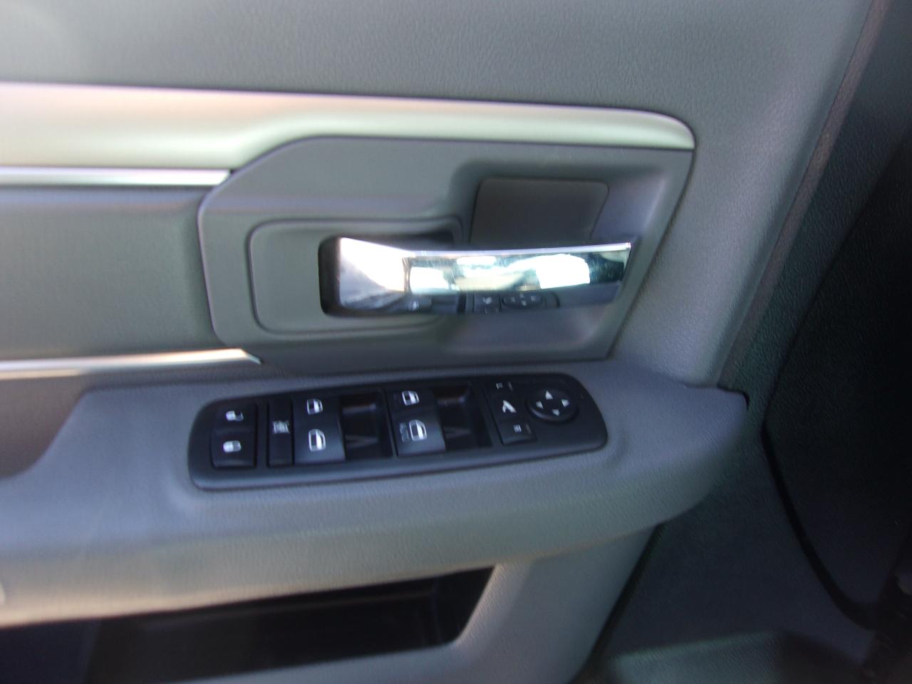 RAM 1500 4WD Crew Cab 140.5" Big Horn 2014