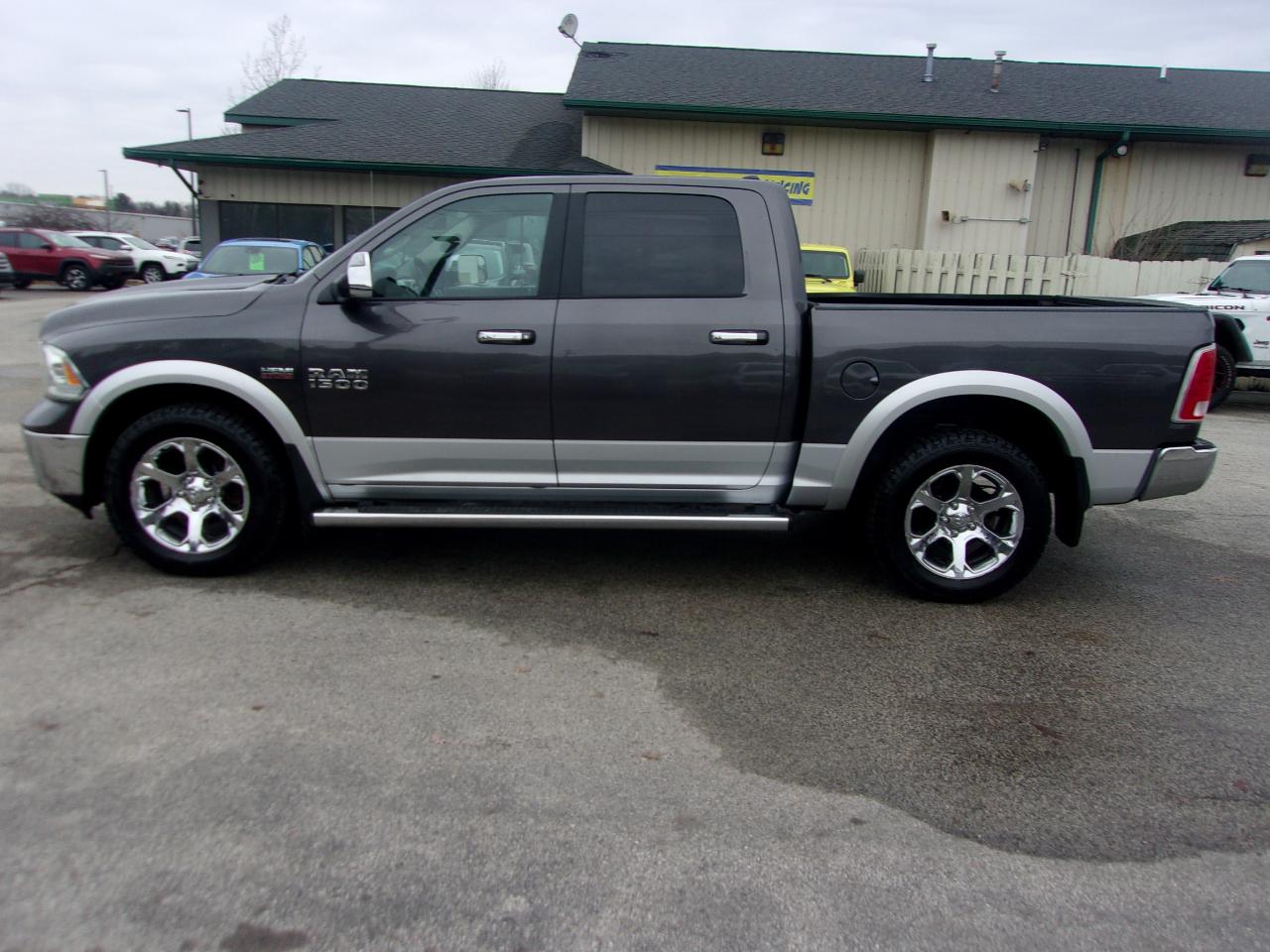 RAM 1500 4WD Crew Cab 140.5" Laramie 2017
