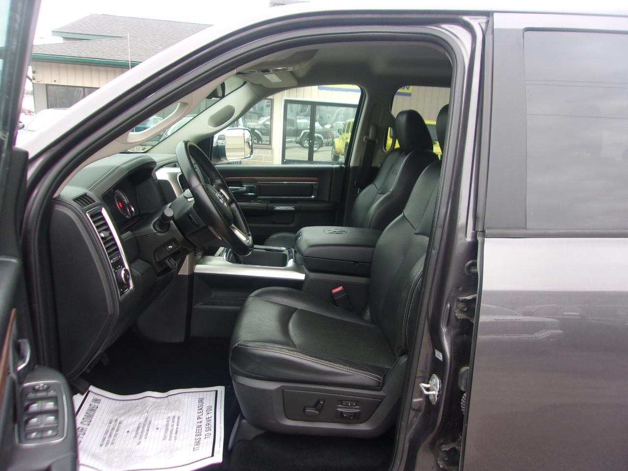 RAM 1500 4WD Crew Cab 140.5" Laramie 2017