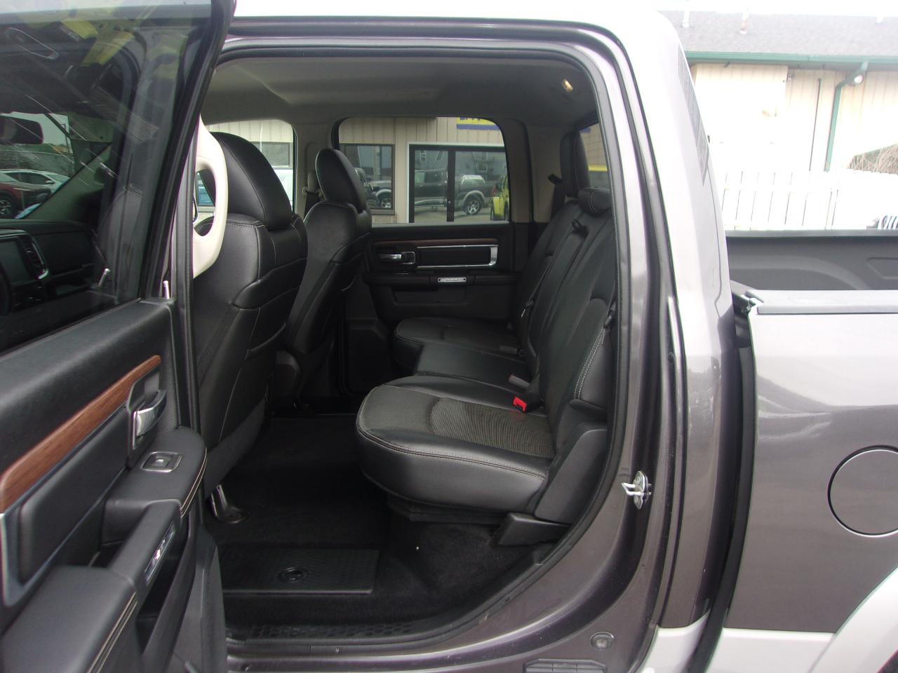 RAM 1500 4WD Crew Cab 140.5" Laramie 2017