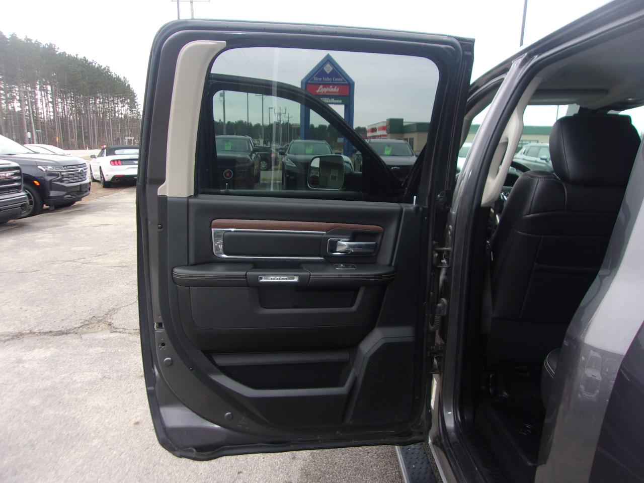 RAM 1500 4WD Crew Cab 140.5" Laramie 2017