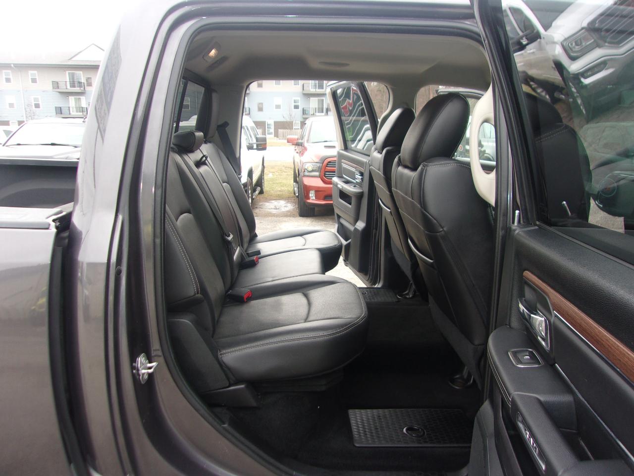 RAM 1500 4WD Crew Cab 140.5" Laramie 2017