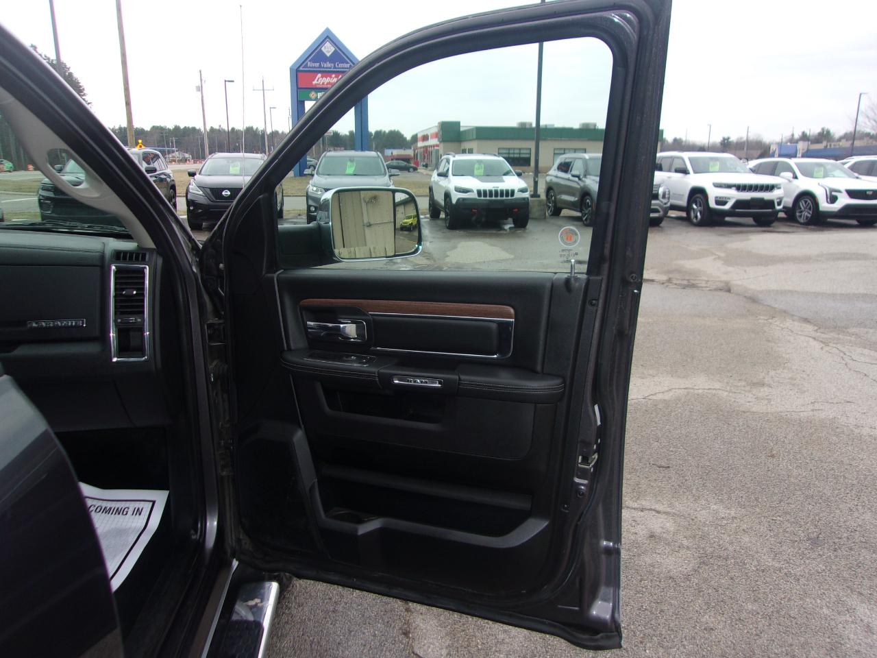 RAM 1500 4WD Crew Cab 140.5" Laramie 2017