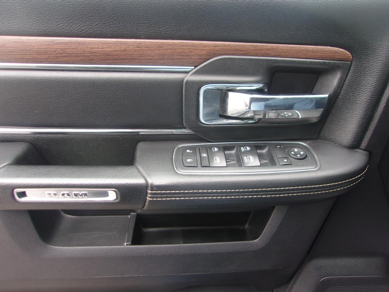 RAM 1500 4WD Crew Cab 140.5" Laramie 2017