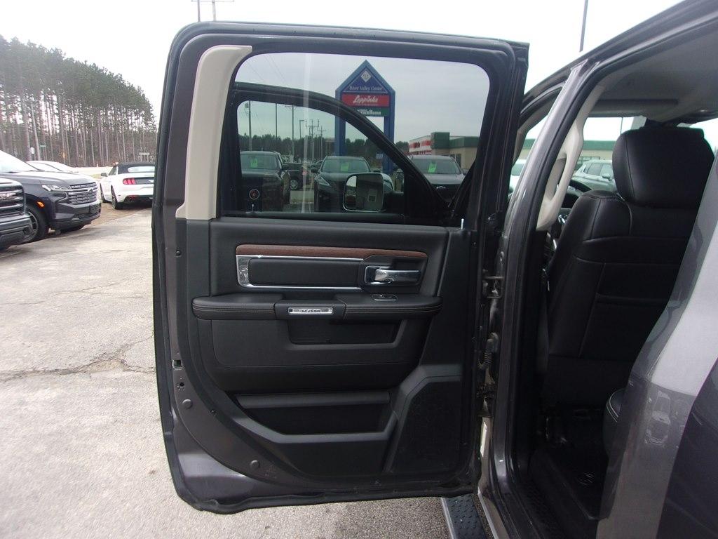 RAM 1500 4WD Crew Cab 140.5" Laramie 2017