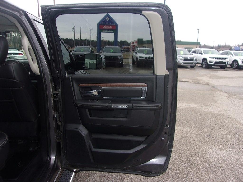 RAM 1500 4WD Crew Cab 140.5" Laramie 2017