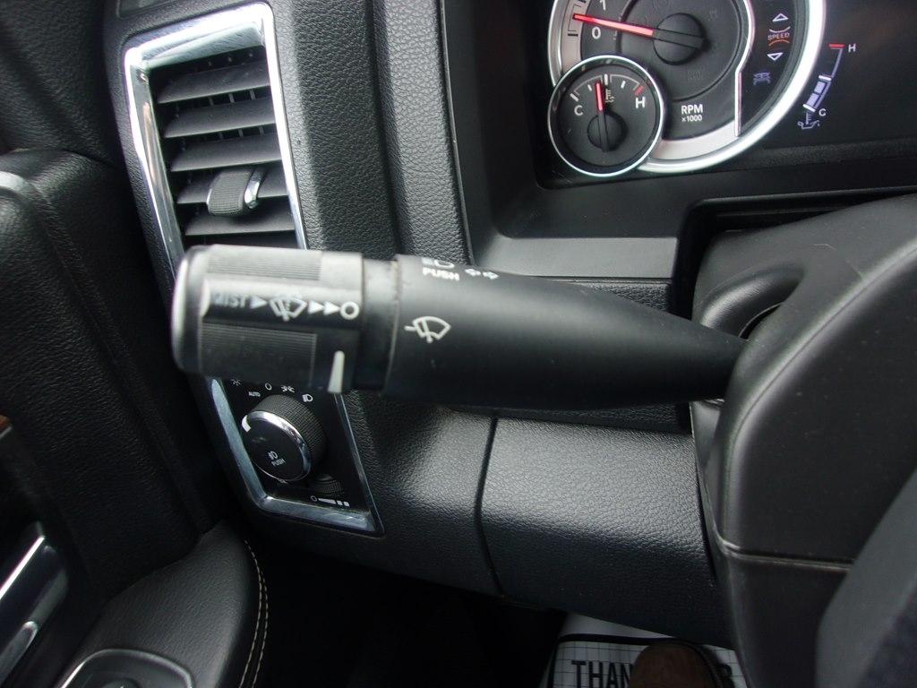 RAM 1500 4WD Crew Cab 140.5" Laramie 2017