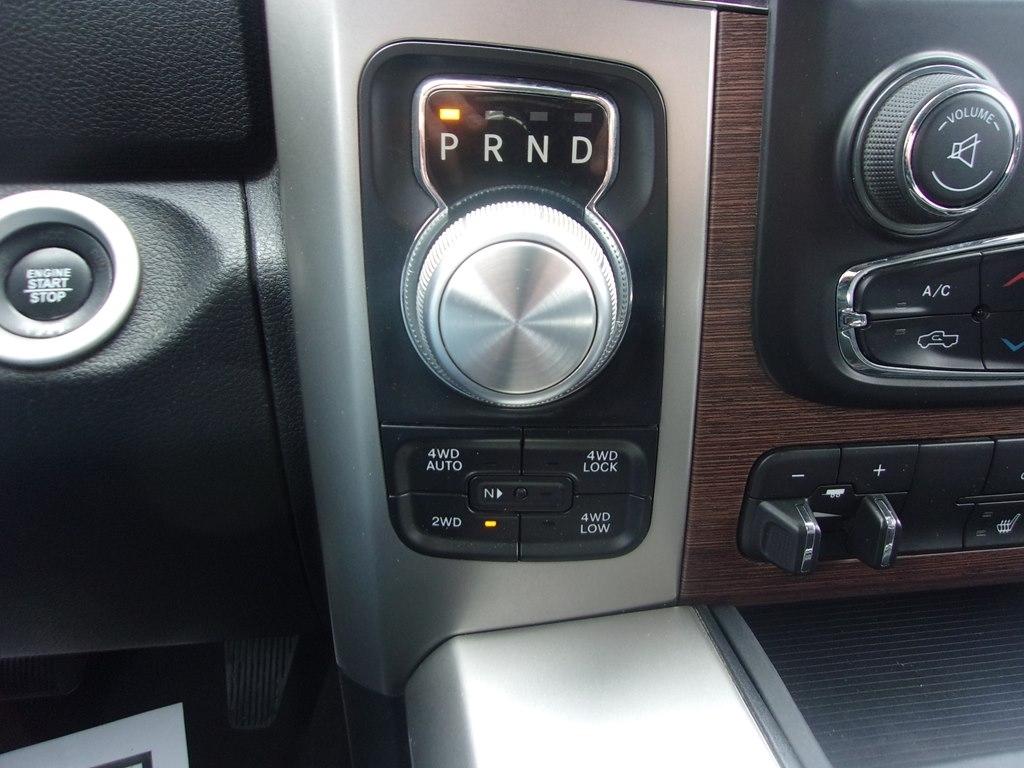 RAM 1500 4WD Crew Cab 140.5" Laramie 2017