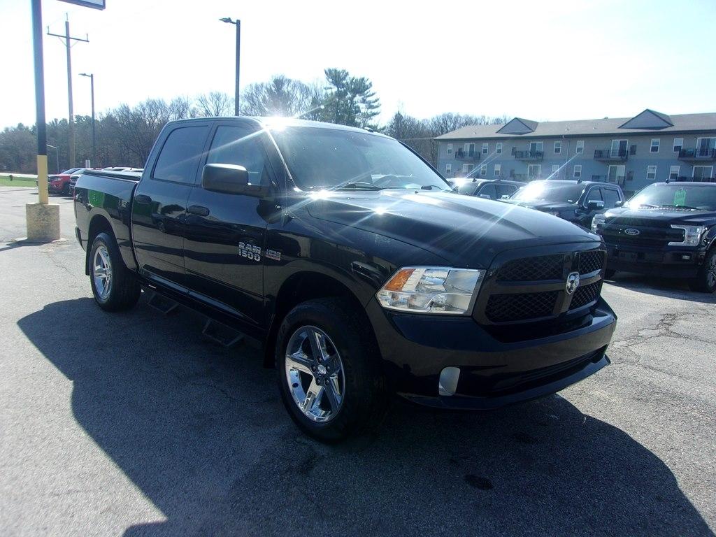 RAM 1500 4WD Crew Cab 140.5" Express 2014