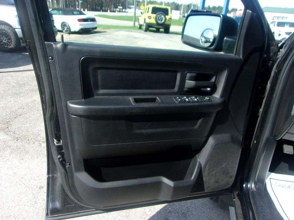 RAM 1500 4WD Crew Cab 140.5" Express 2014