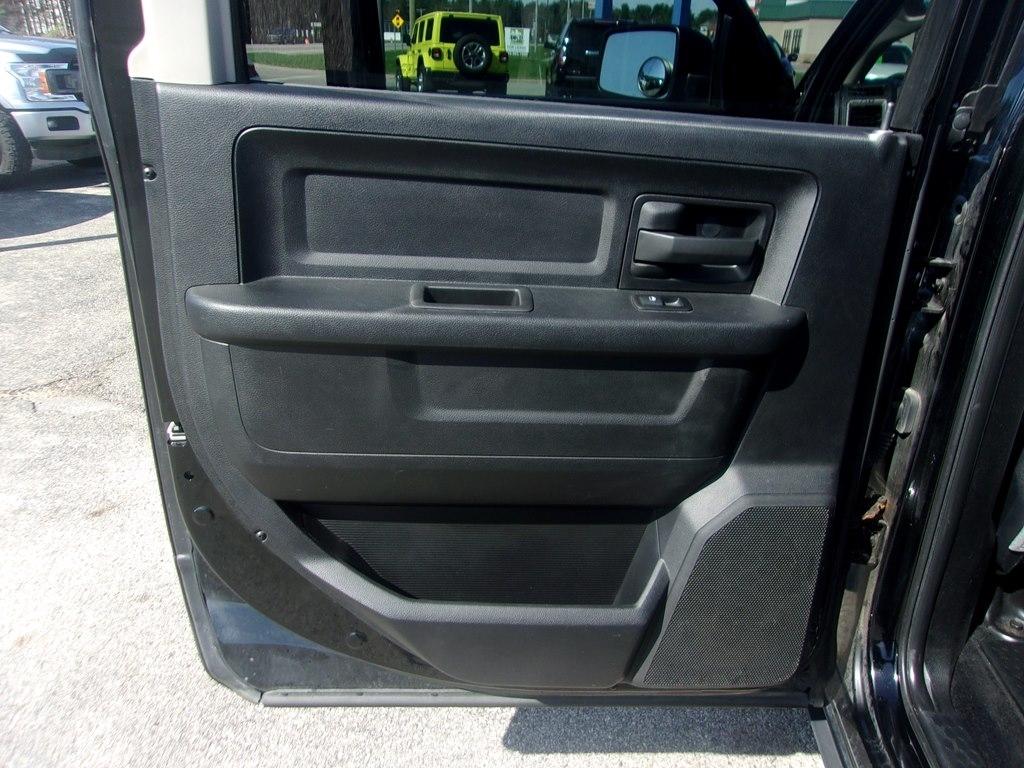 RAM 1500 4WD Crew Cab 140.5" Express 2014