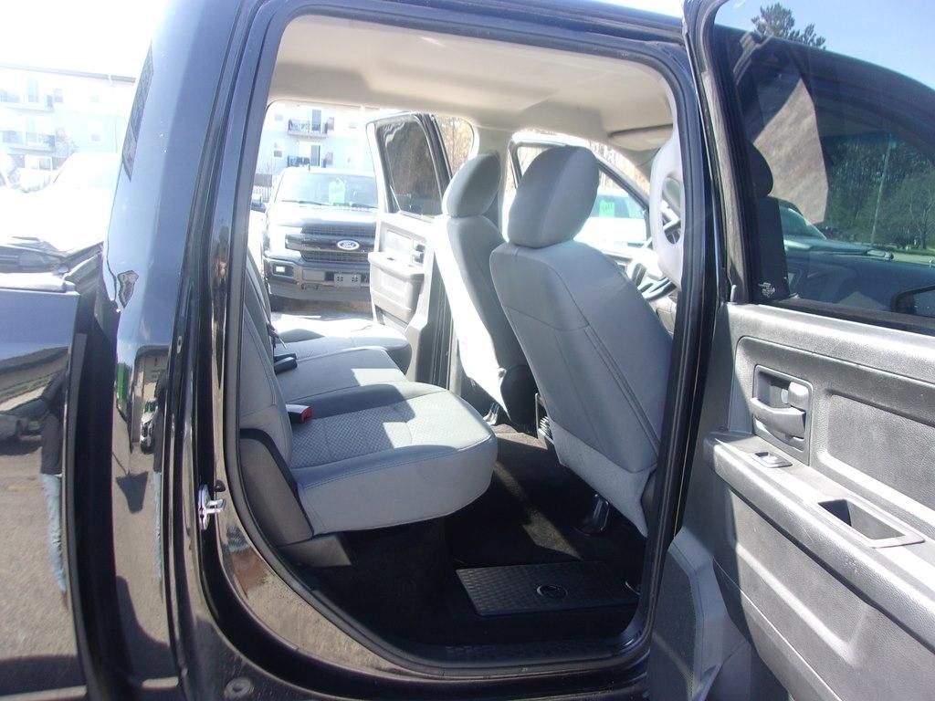 RAM 1500 4WD Crew Cab 140.5" Express 2014