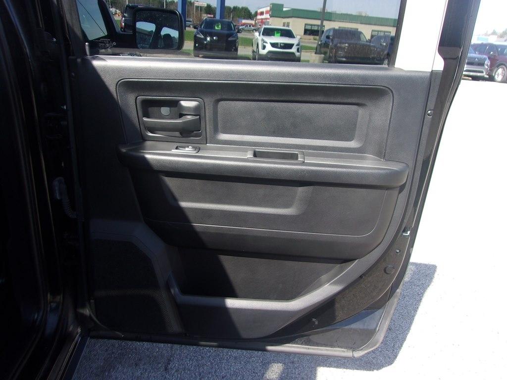 RAM 1500 4WD Crew Cab 140.5" Express 2014