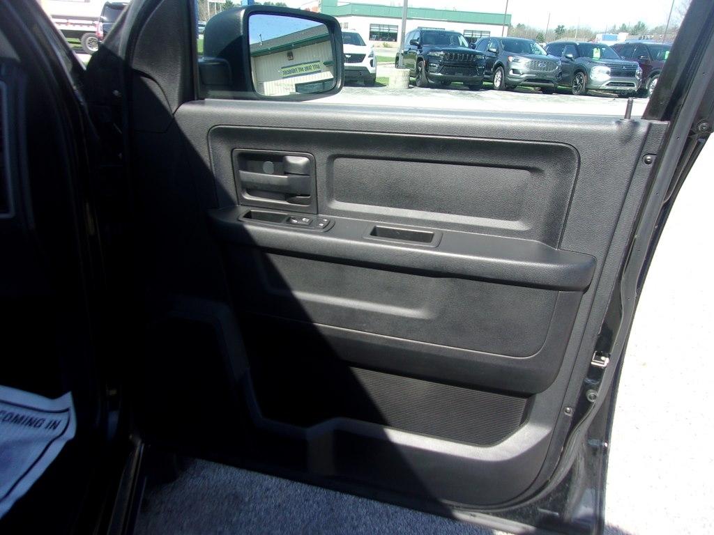 RAM 1500 4WD Crew Cab 140.5" Express 2014