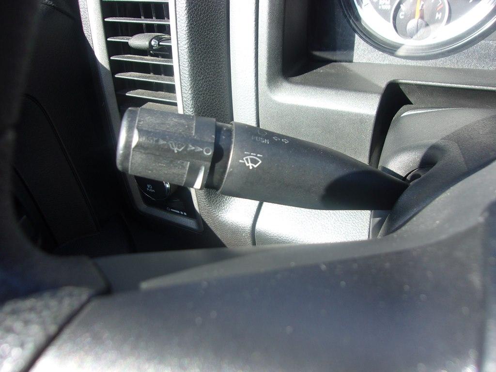 RAM 1500 4WD Crew Cab 140.5" Express 2014