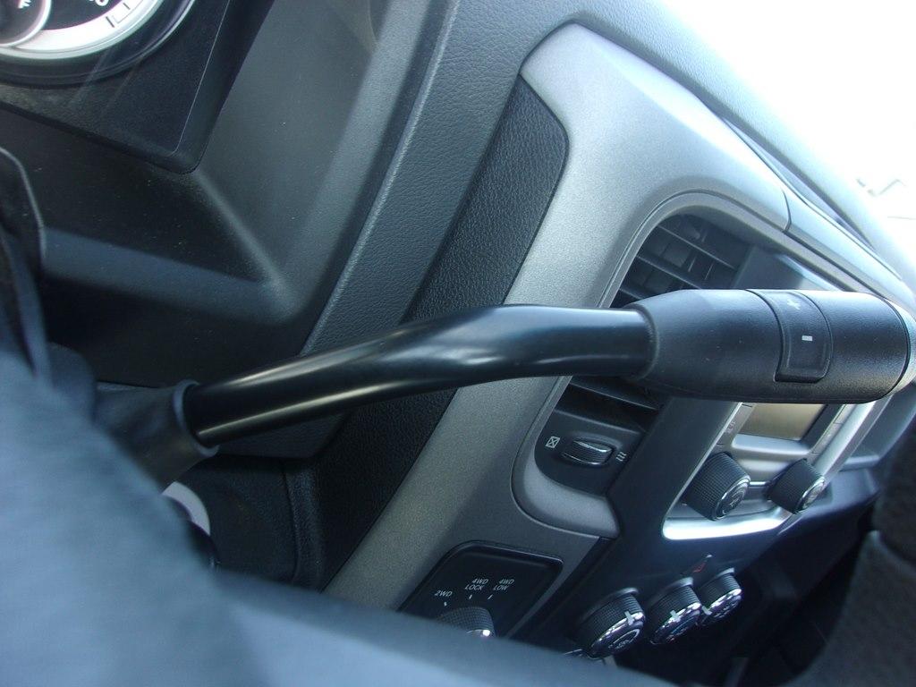 RAM 1500 4WD Crew Cab 140.5" Express 2014