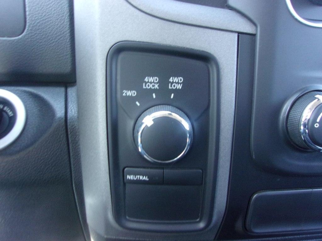 RAM 1500 4WD Crew Cab 140.5" Express 2014