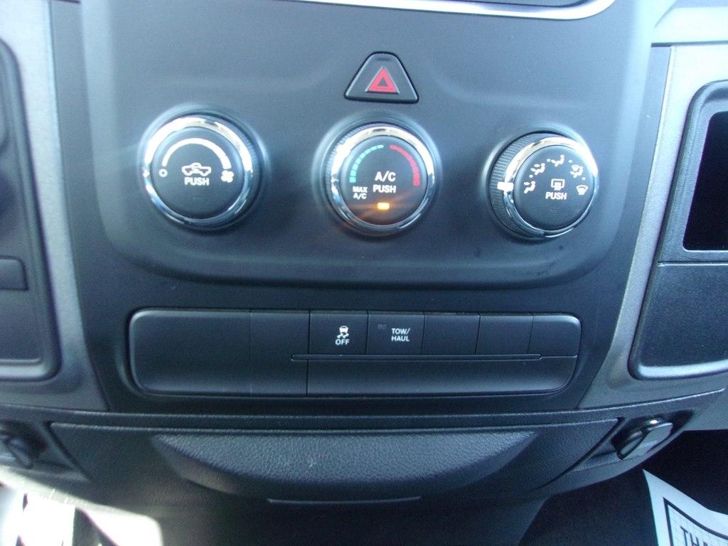 RAM 1500 4WD Crew Cab 140.5" Express 2014