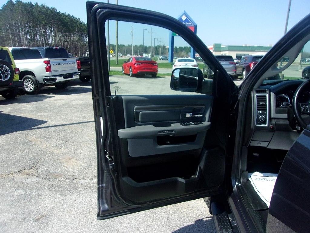 RAM 1500 Classic Warlock 4x4 Crew Cab 5'7" Box 2019