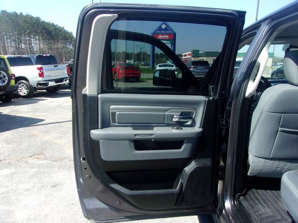 RAM 1500 Classic Warlock 4x4 Crew Cab 5'7" Box 2019