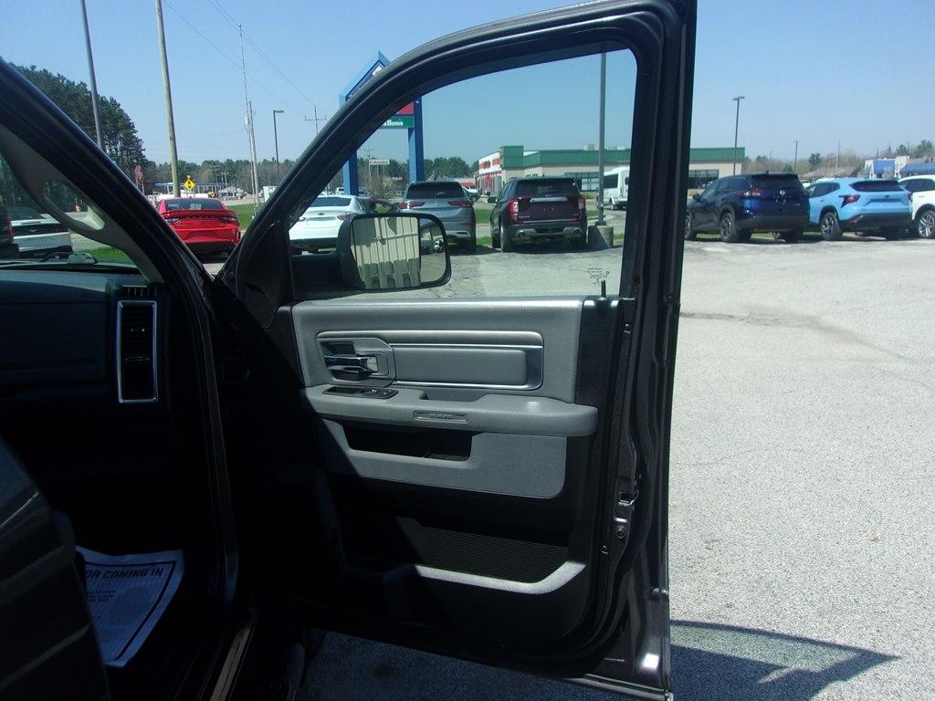 RAM 1500 Classic Warlock 4x4 Crew Cab 5'7" Box 2019