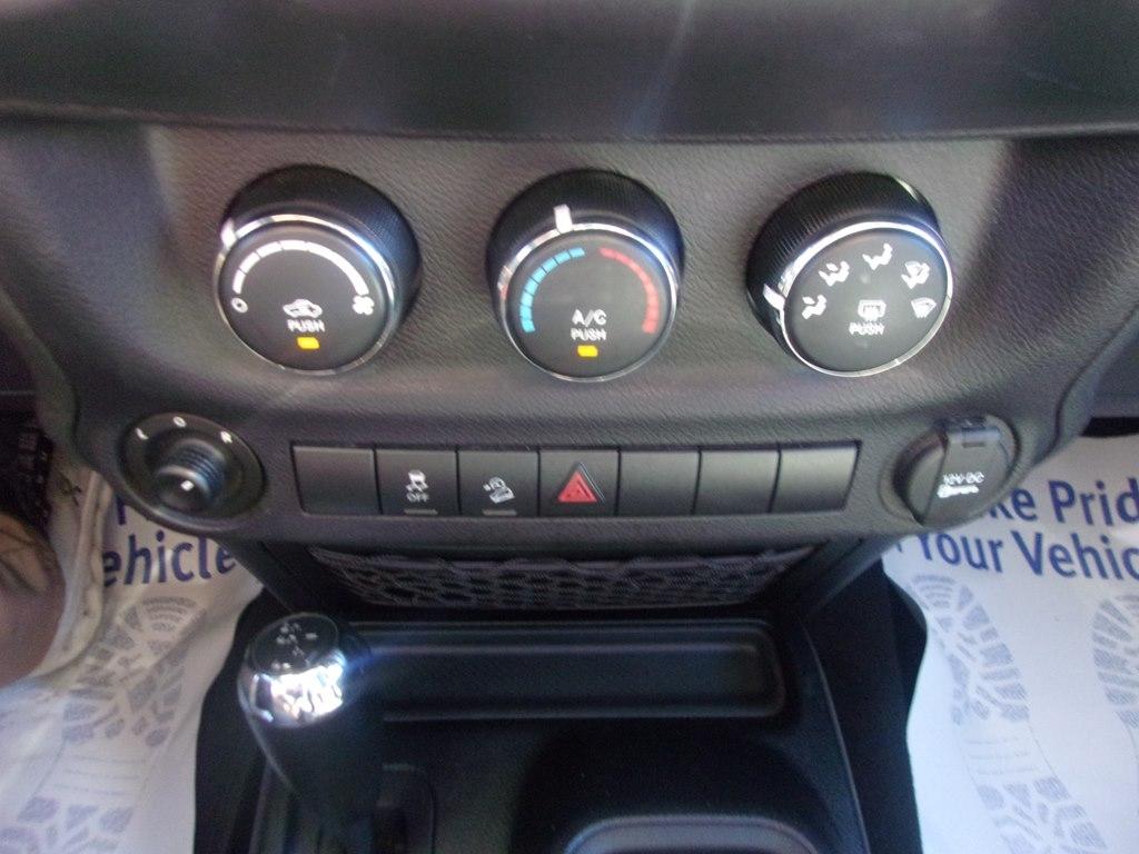 Jeep Wrangler Unlimited 4WD 4dr Willys Wheeler 2016