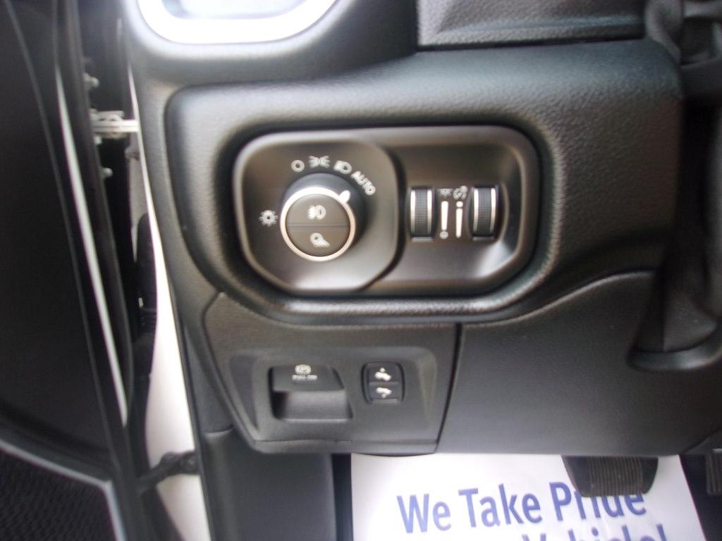 RAM 1500 Laramie 4x4 Crew Cab 5'7" Box 2021