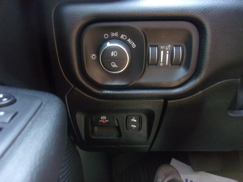 RAM 1500 Big Horn 4x4 Crew Cab 5'7" Box 2019