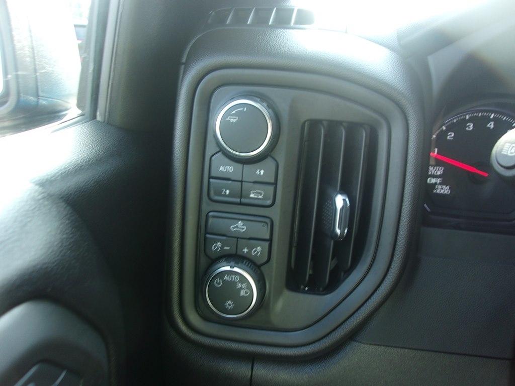 Chevrolet Silverado 1500 4WD Crew Cab 147" Custom 2024