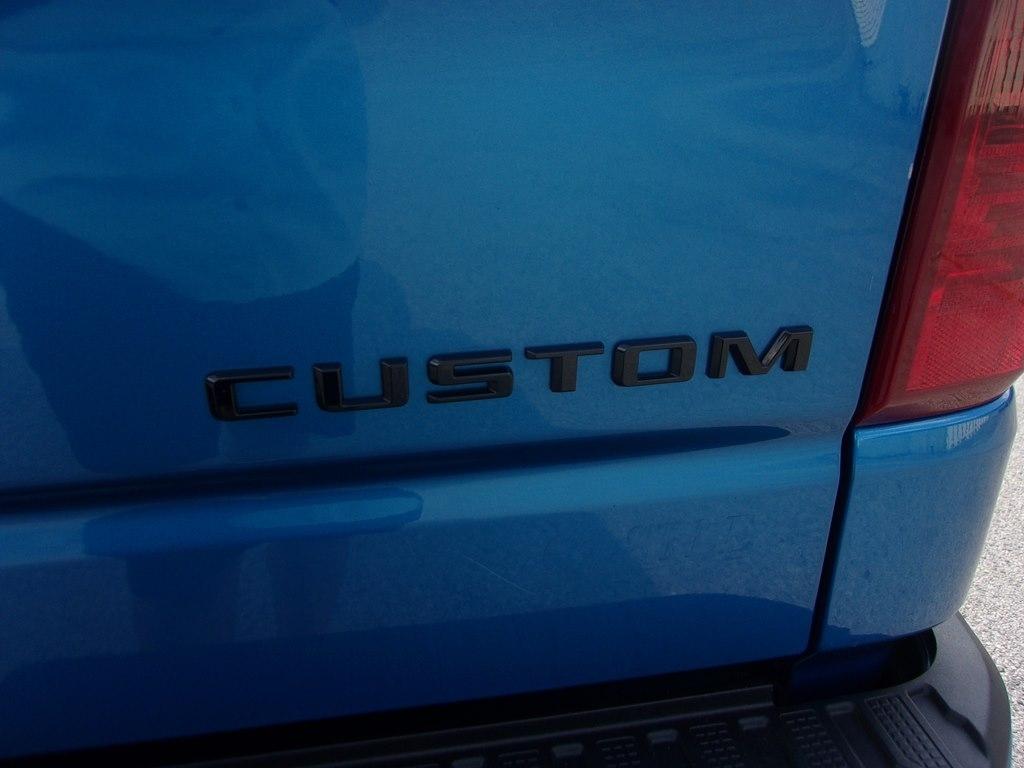 Chevrolet Silverado 1500 4WD Crew Cab 147" Custom 2024