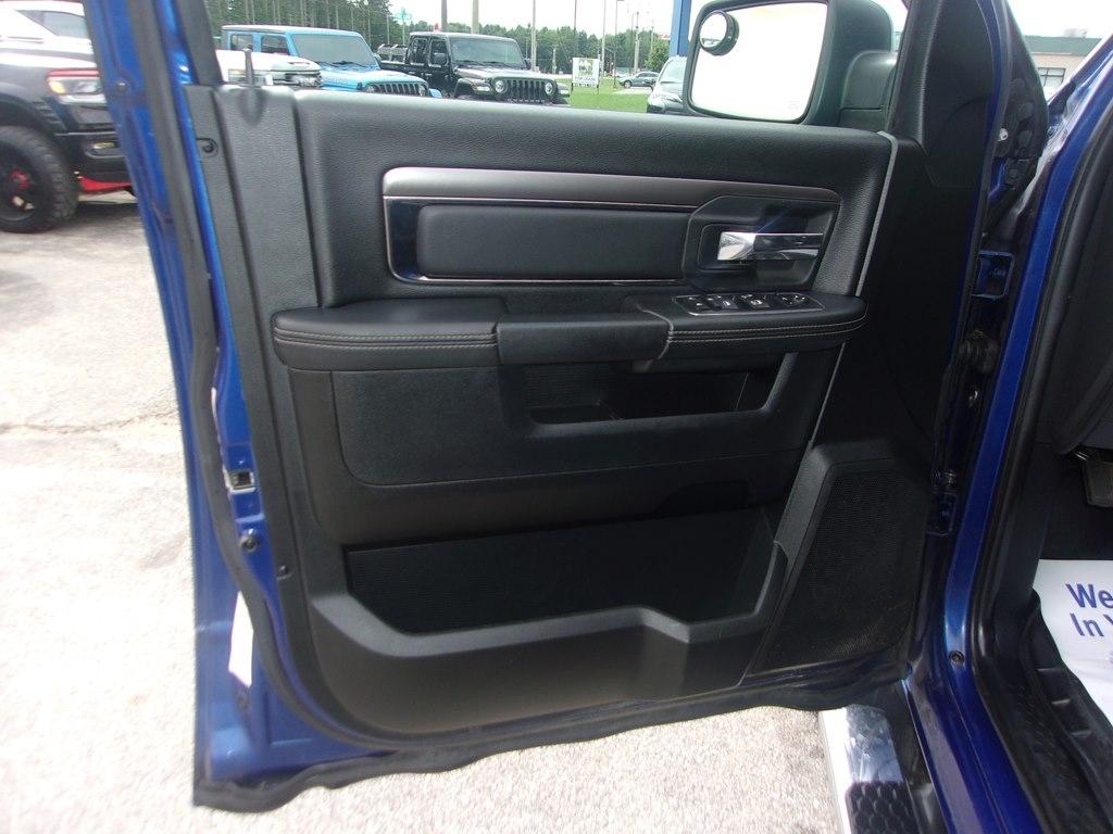 RAM 1500 4WD Crew Cab 140.5" Sport 2016
