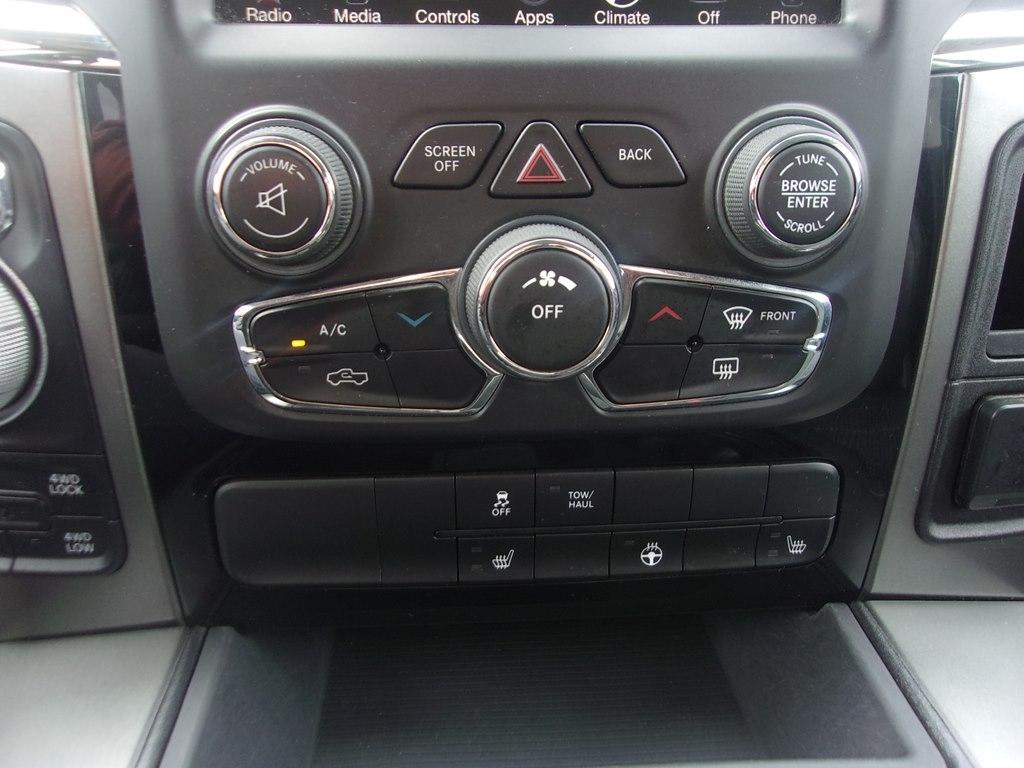 RAM 1500 4WD Crew Cab 140.5" Sport 2016