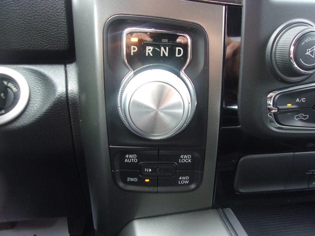 RAM 1500 4WD Crew Cab 140.5" Sport 2016