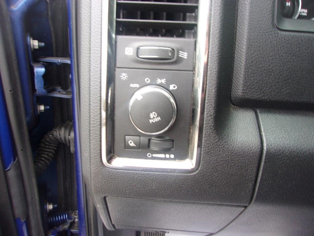 RAM 1500 4WD Crew Cab 140.5" Sport 2016
